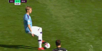 法兰克福球迷在诺坎普球场对巴萨支持者发动投掷袭击