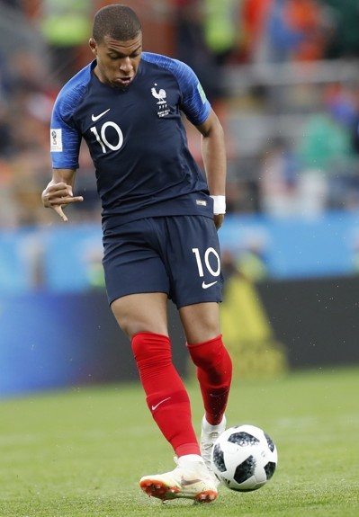 表达崇高敬意，重庆铜梁龙向李章洙赠送冲超纪念球衣