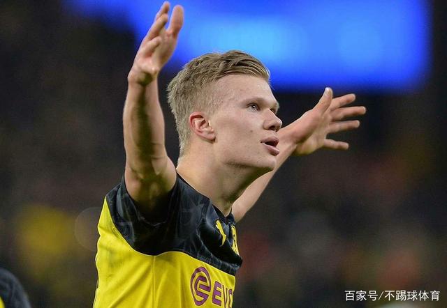 你是哪边的？本菲卡门将特鲁宾扑点后被队友阿劳若补射进球