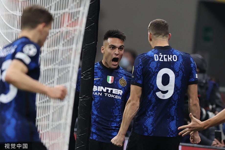 利物浦官网仅放萨拉赫抢圈训练图，未展示其与队友拥抱镜头