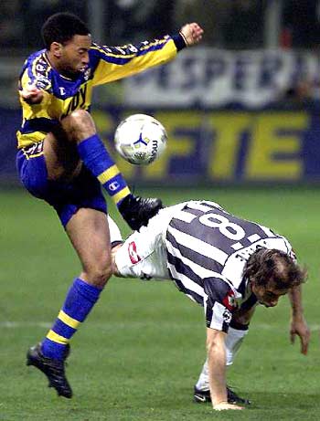 陈威神勇扑救助上海海港避免惨败